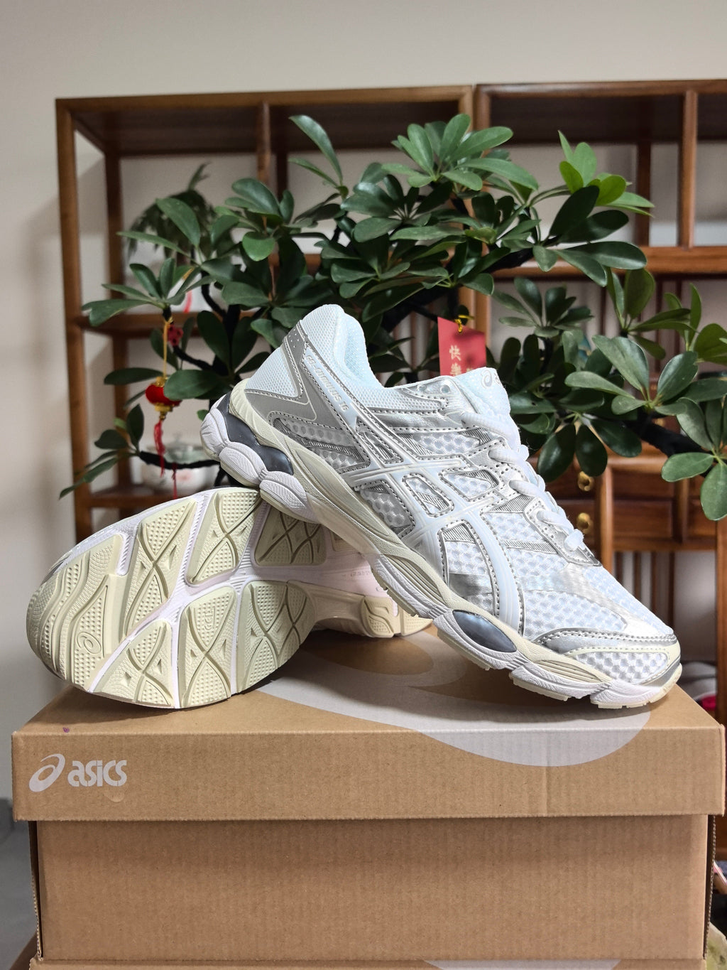ASICS GEL-Cumulus 16 Sneakers in White and Grey - product image from the listing.