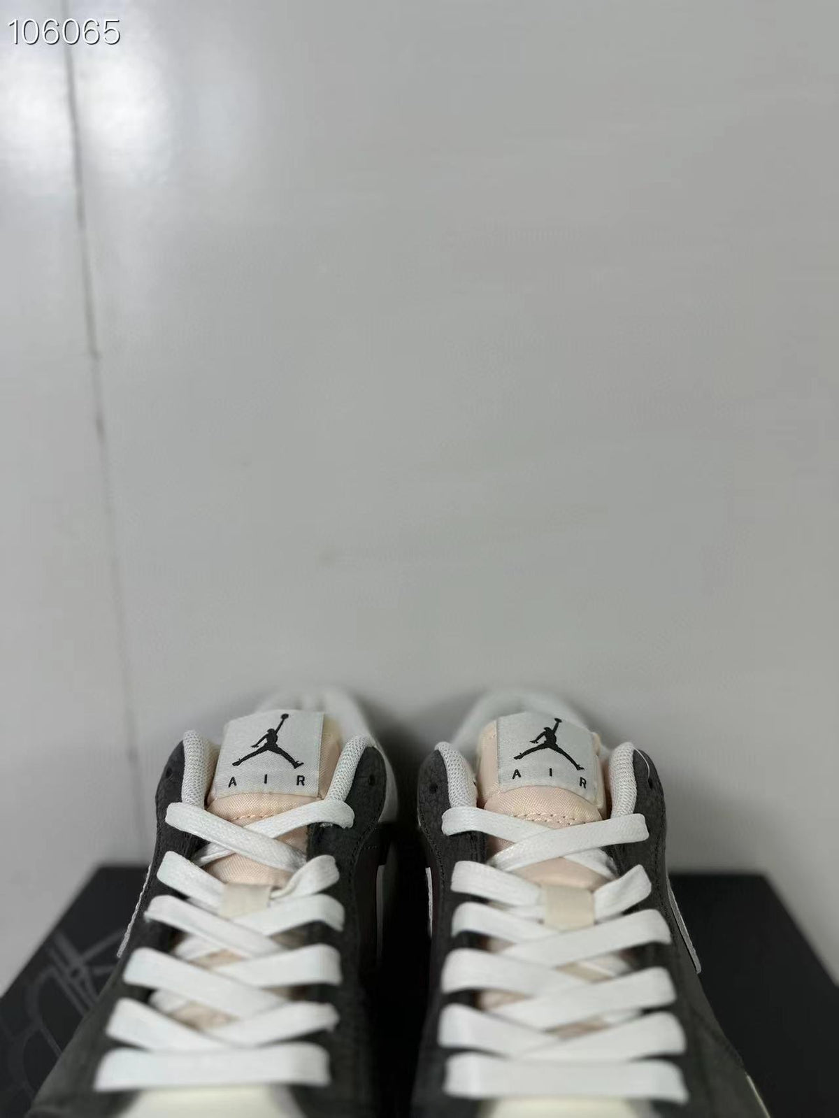 Air Jordan 1 Low SE Gray White FD0399-004 - product image from the listing.