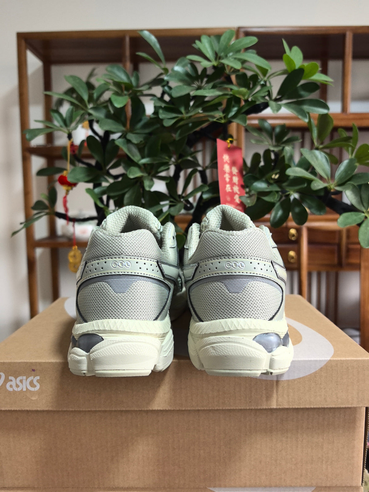 ASICS GEL-Cumulus 16 Sneakers in Gray and Fluorescent in Green - product image from the listing.