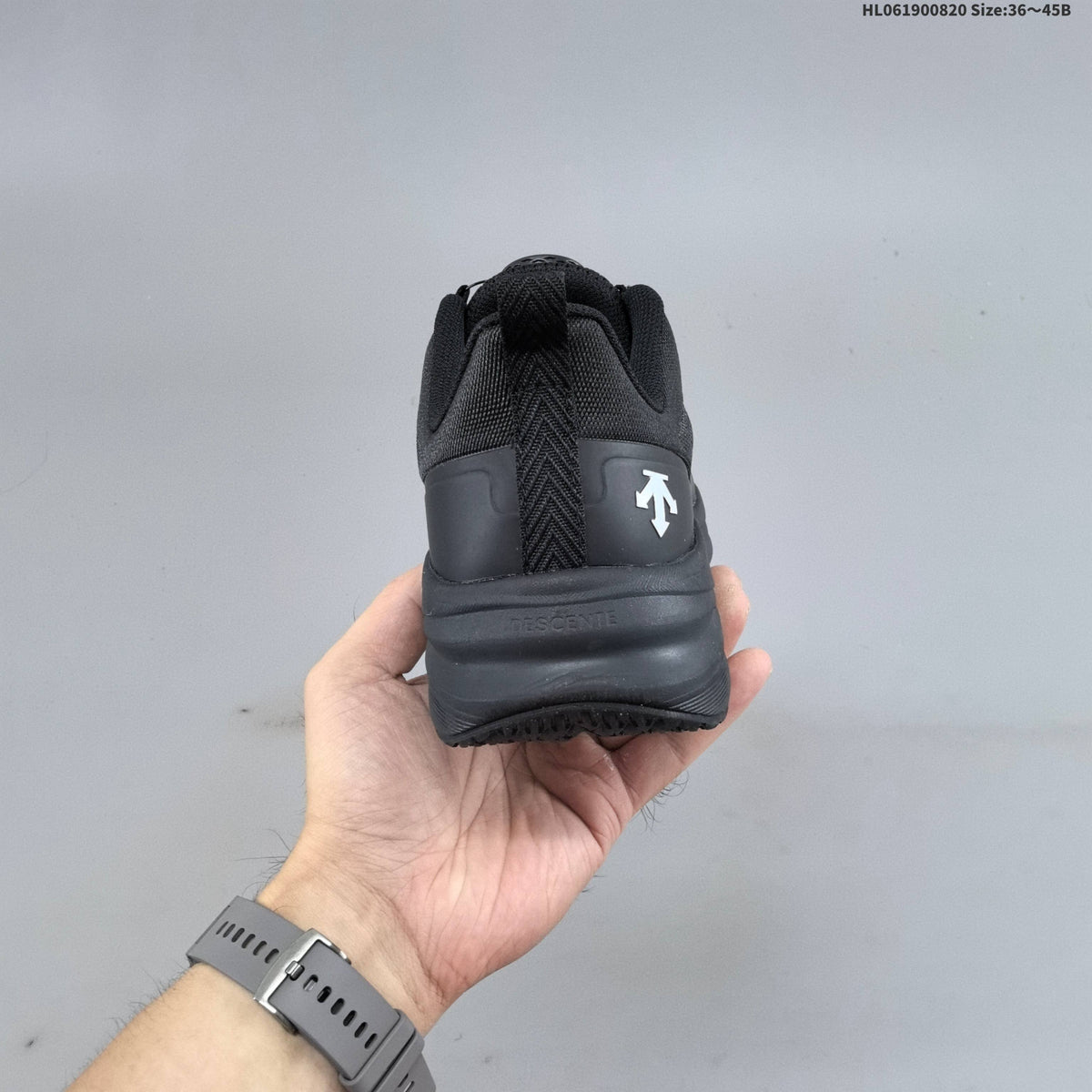 DESCENTE LAVITATE TRAIL WIRE 3.0 Sneakers in Black - product image from the listing.