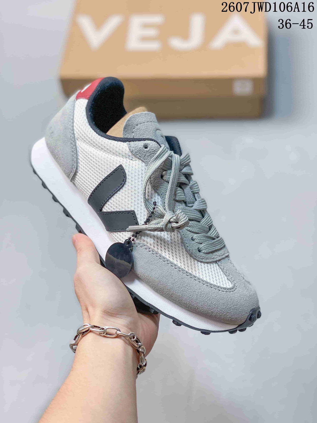 VEJA Rio Branco Alveomesh Trainers - product image from the listing.