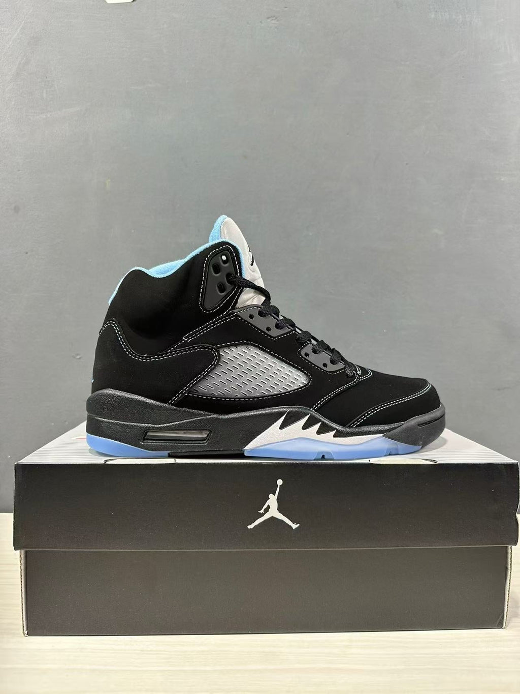 Air Jordan 5 Retro Black University Blue DD0587-008 - product image from the listing.