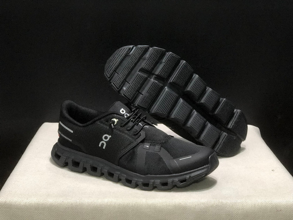 On Cloud 6 Sneakers in Black - product image from the listing.