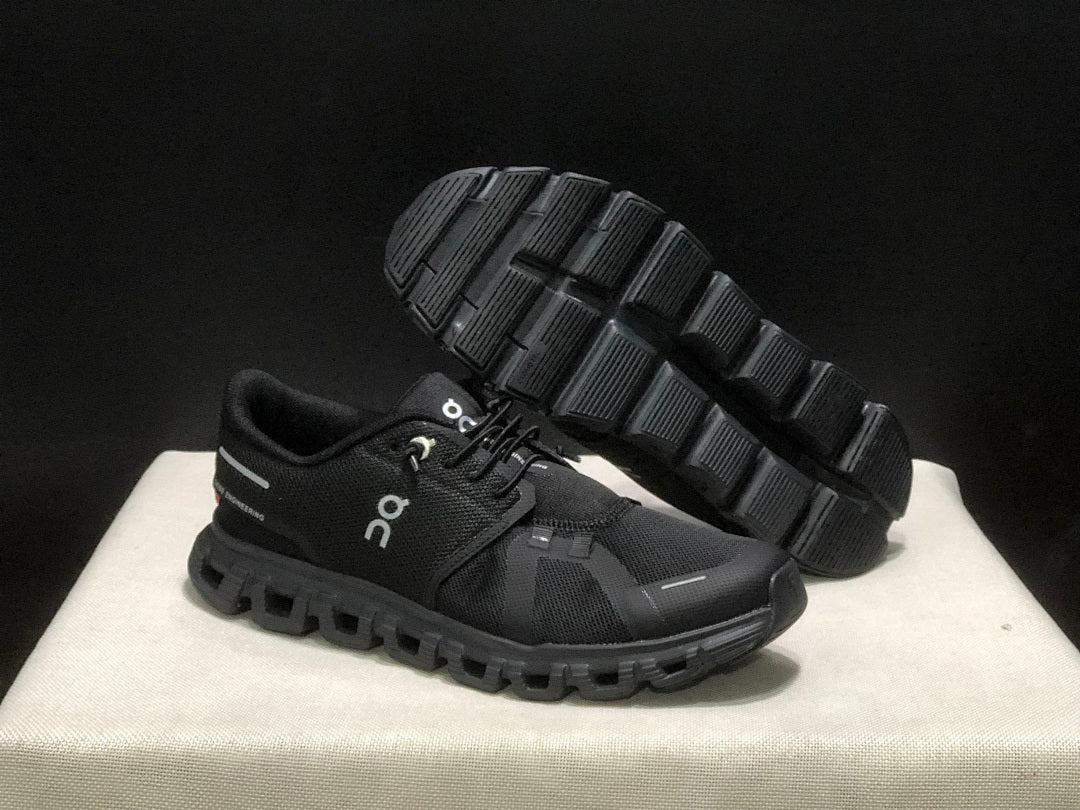 On Cloud 6 Sneakers in Black - product image from the listing.