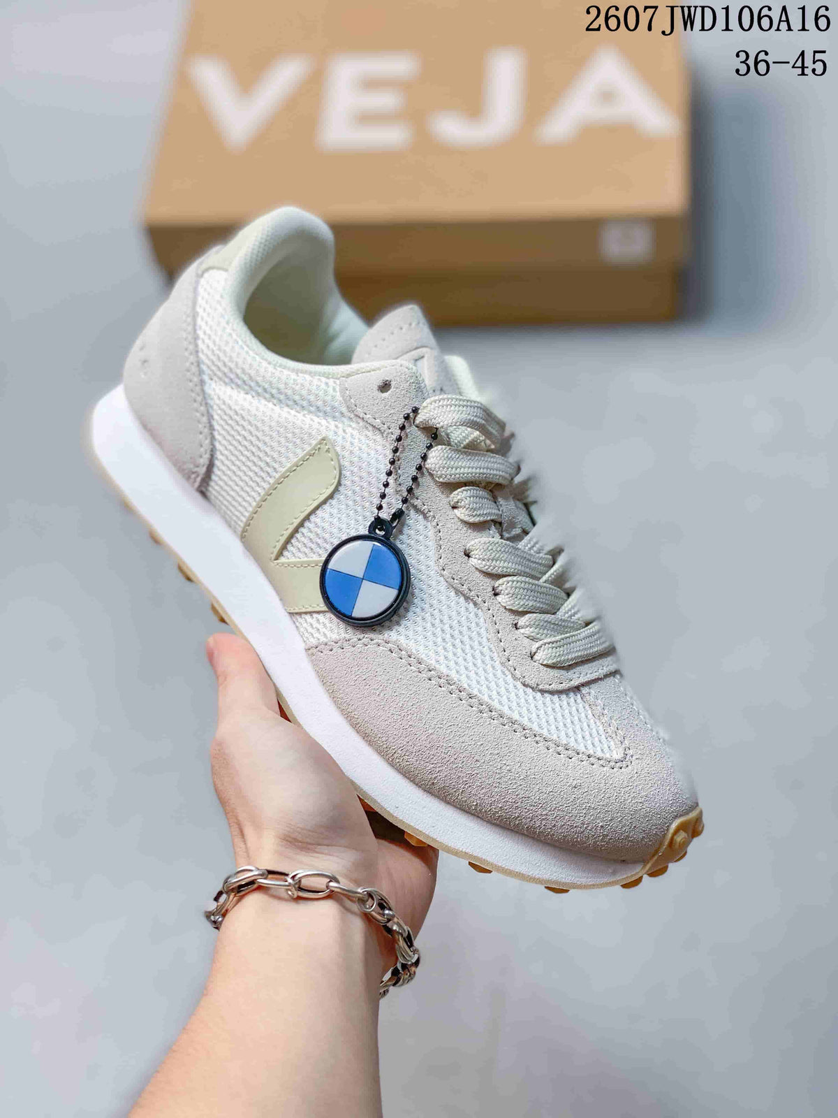 VEJA Rio Branco Alveomesh Trainers - product image from the listing.