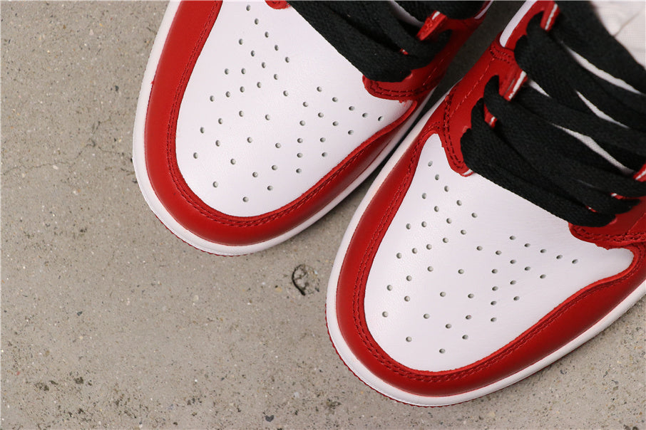 Air Jordan 1 High Chicago Sneakers Red White Black - product image from the listing.