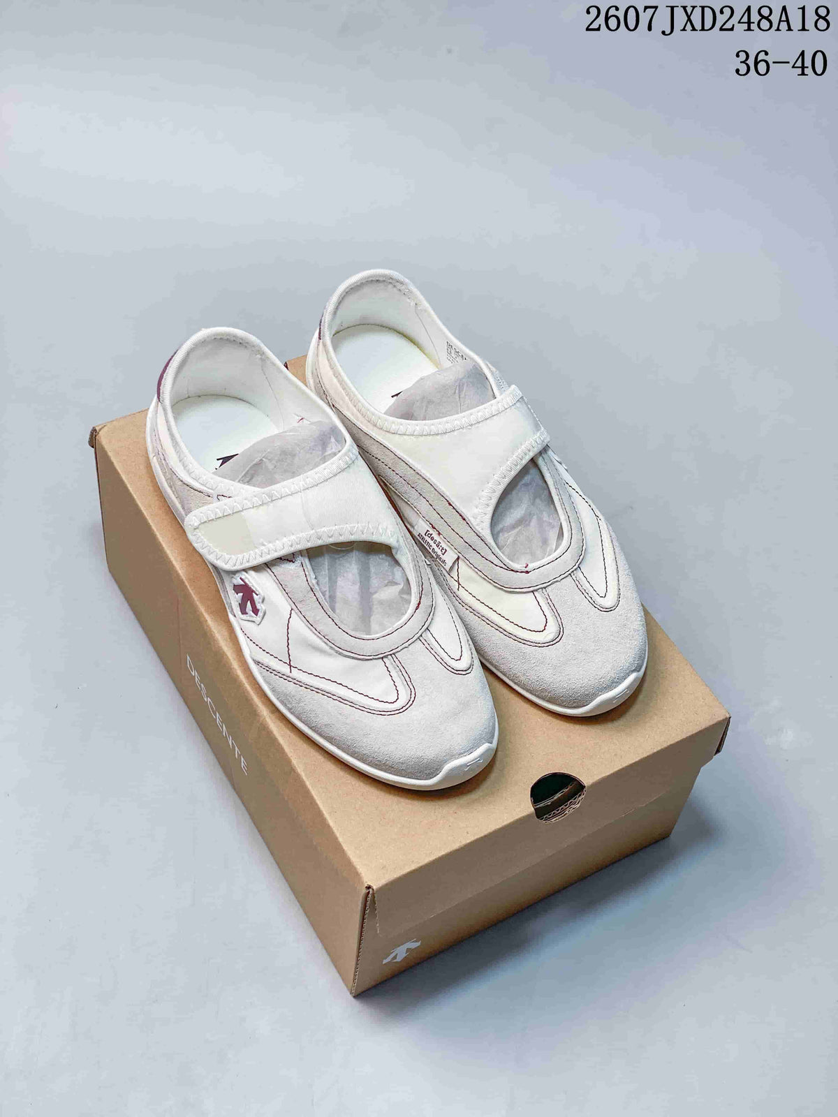 Descente Edge Court Retro Low-Top Sneakers in White Silver SP323LSN82 - product image from the listing.