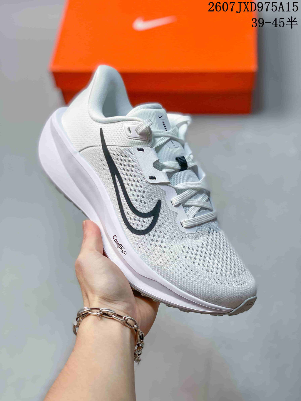 Nike Quest 6 Low-Top Sneakers for Running - product image from the listing.