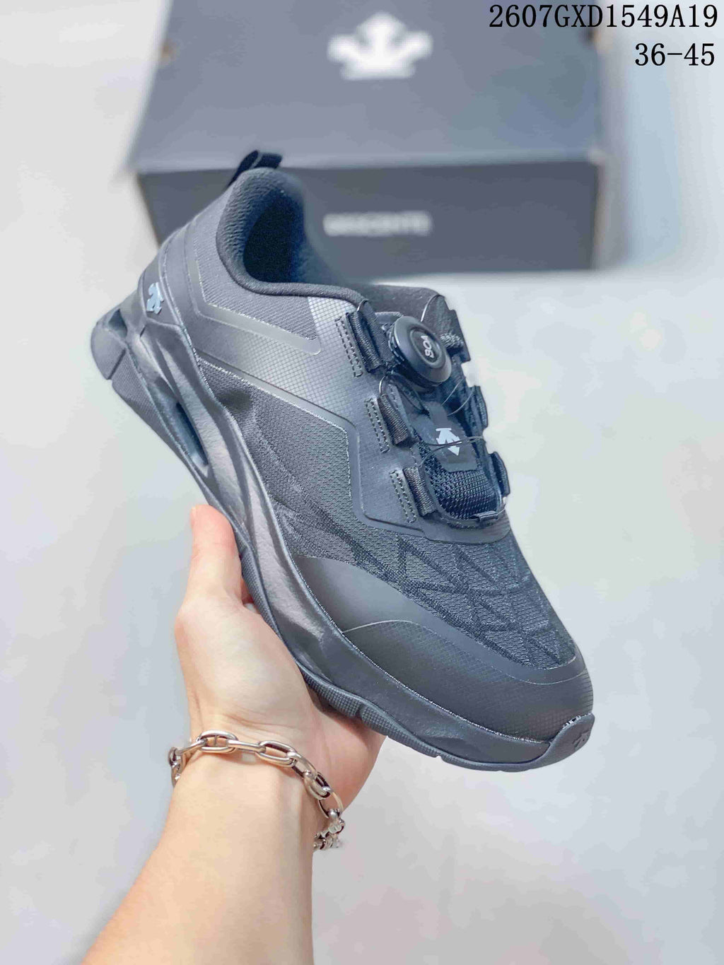 DESCENTE Circuit 2.0 Wire Black Training Trainers - product image from the listing.