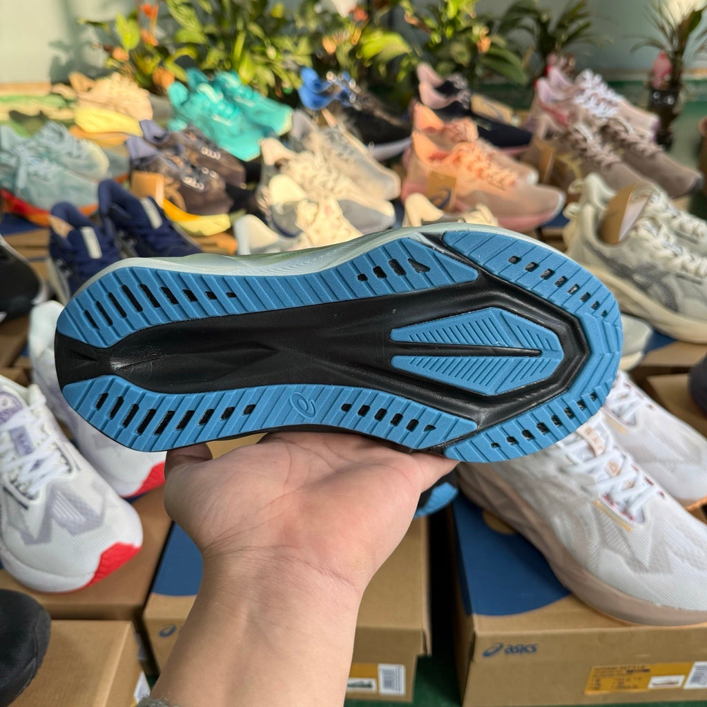 ASICS Novablast 5 LE Running Shoes in Black Silver - product image from the listing.