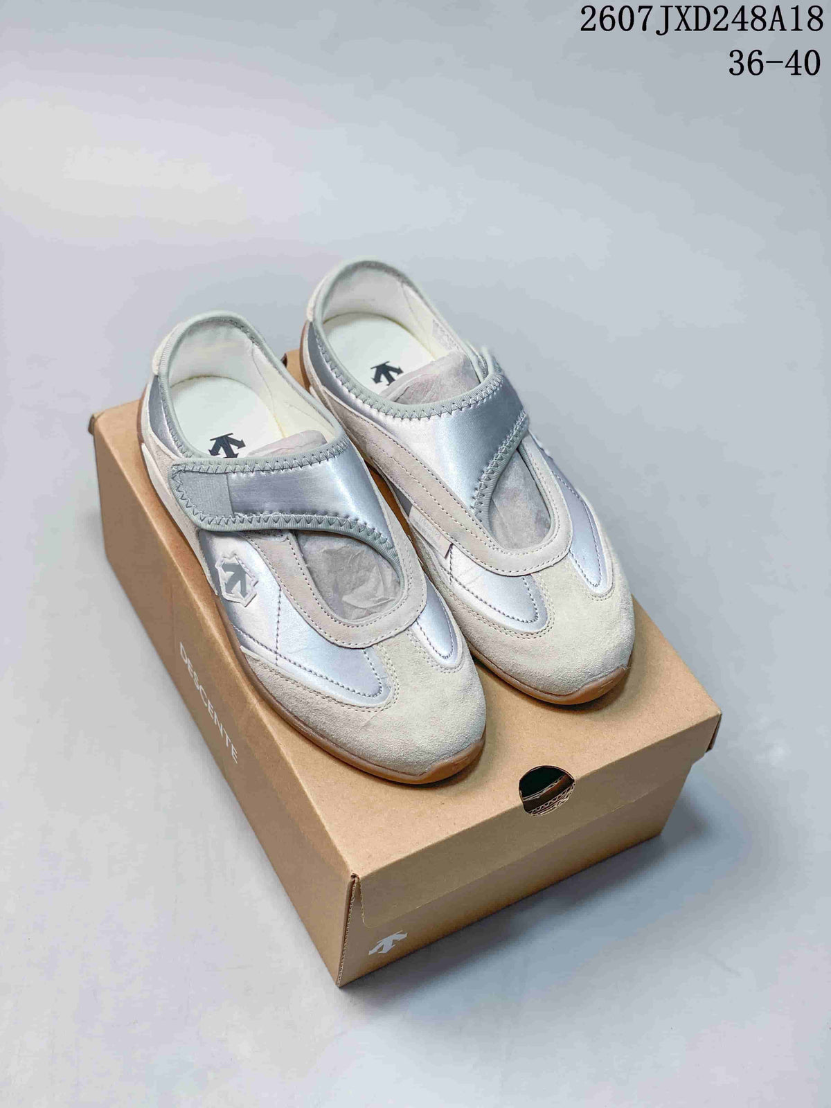Descente Edge Court Retro Low-Top Sneakers in White Silver SP323LSN82 - product image from the listing.