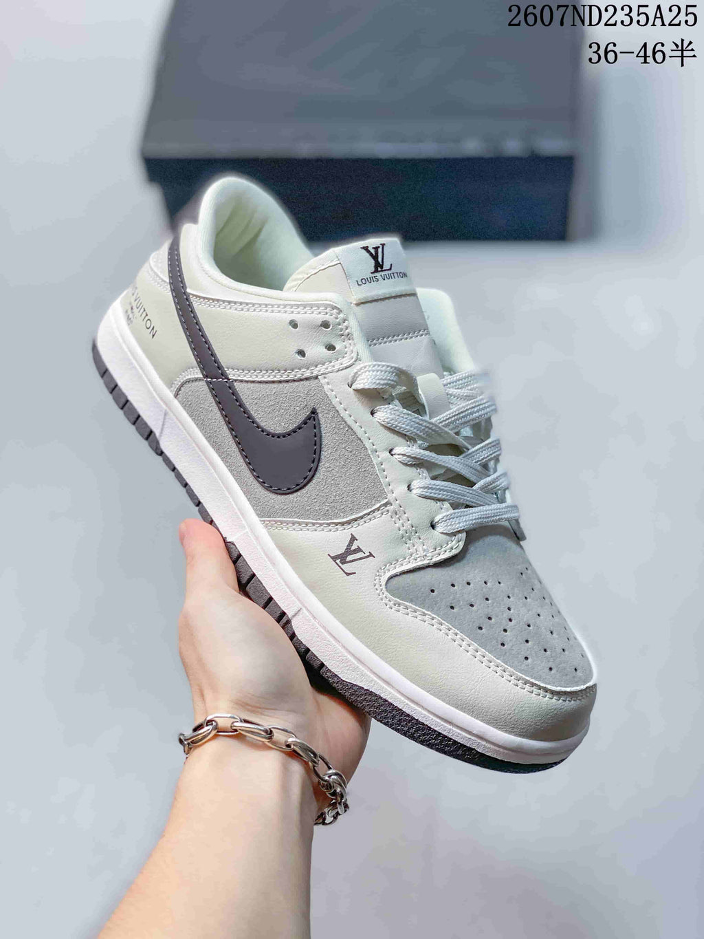 Nike SB Dunk Low Pro Sneakers in White Grey 2607ND235A25 - product image from the listing.