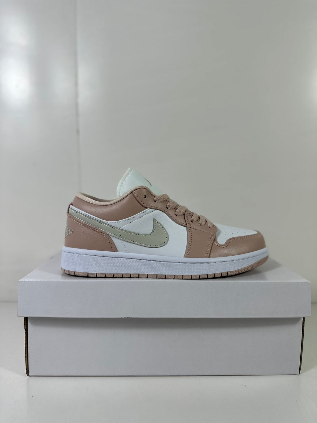 Air Jordan 1 Low White Light Bone DC0774-120 - product image from the listing.