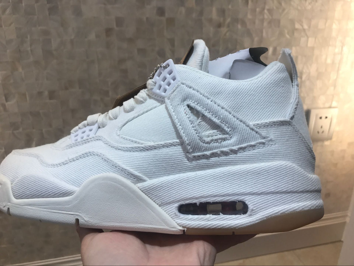 Jordan 4 Retro Levi's Sneakers in White AQ2571-100 - product image from the listing.