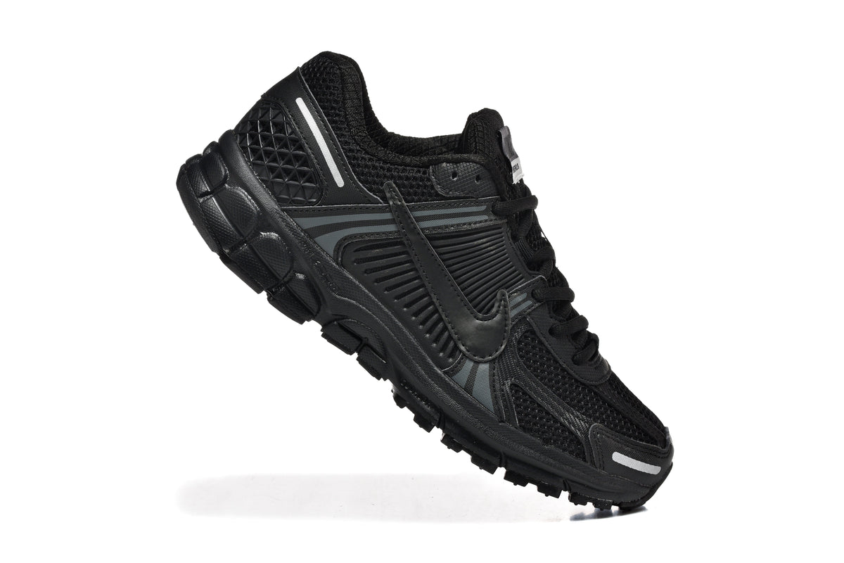 Nike Vomero 5 Black Running-Style Trainers - product image from the listing.