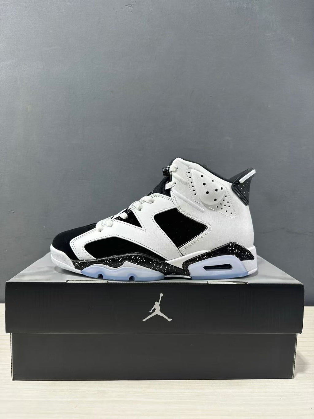 Air Jordan 6 Reverse Oreo Sneakers White Black CT8529-108 - product image from the listing.