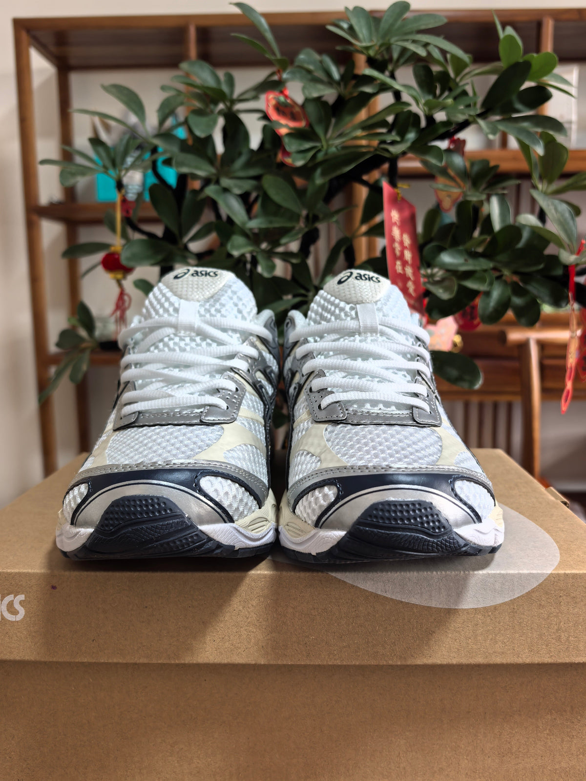 ASICS GEL-Cumulus 16 Sneakers in White Midnight - product image from the listing.