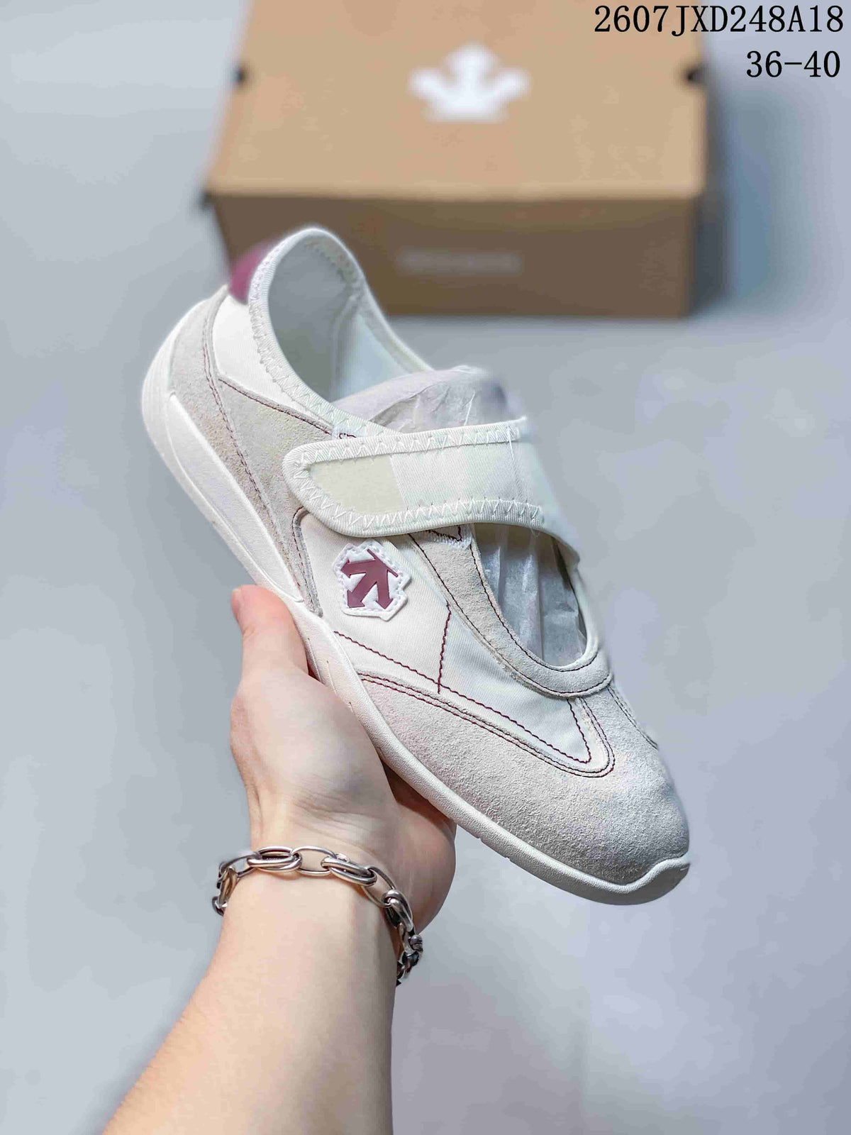 Descente Edge Court Retro Low-Top Sneakers in White Silver SP323LSN82 - product image from the listing.