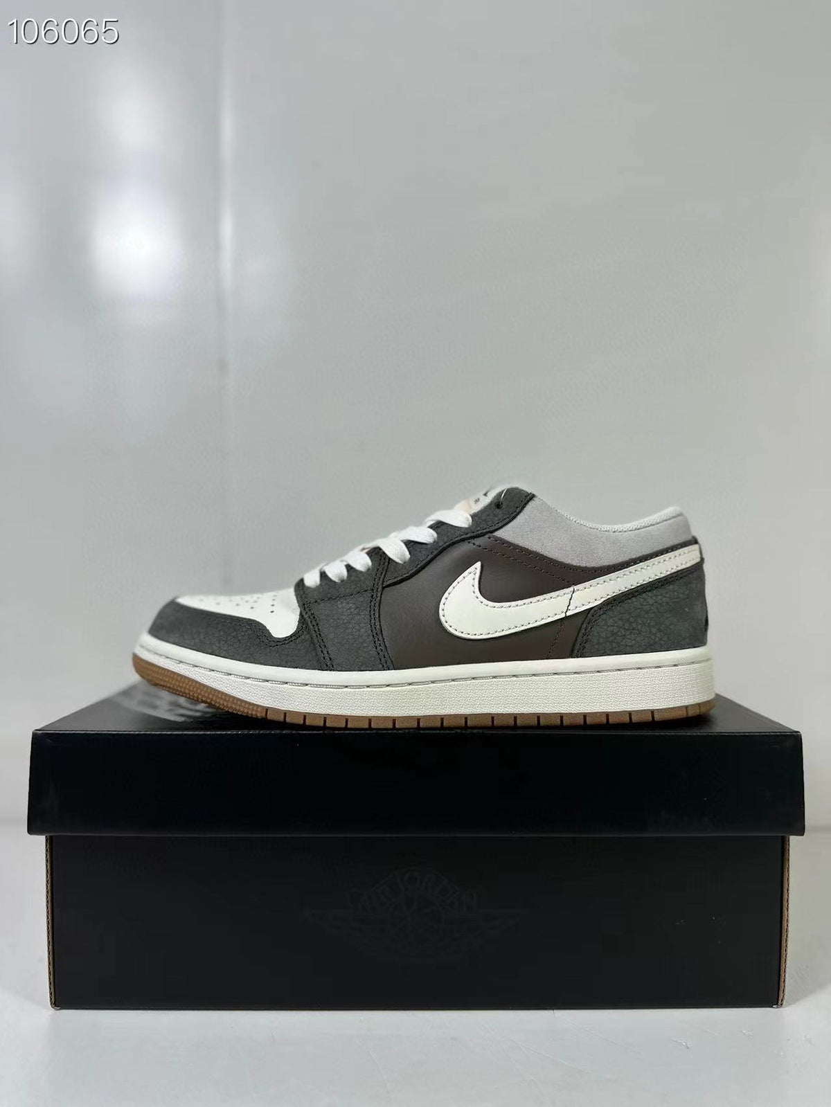 Air Jordan 1 Low SE Gray White FD0399-004 - product image from the listing.
