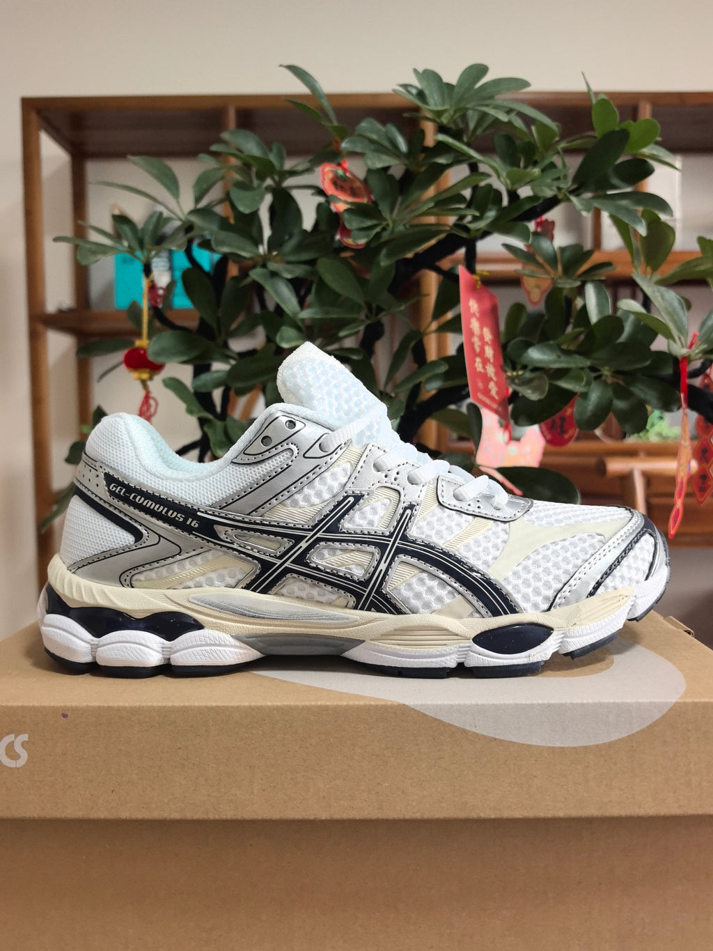 ASICS GEL-Cumulus 16 Sneakers in White Midnight - product image from the listing.