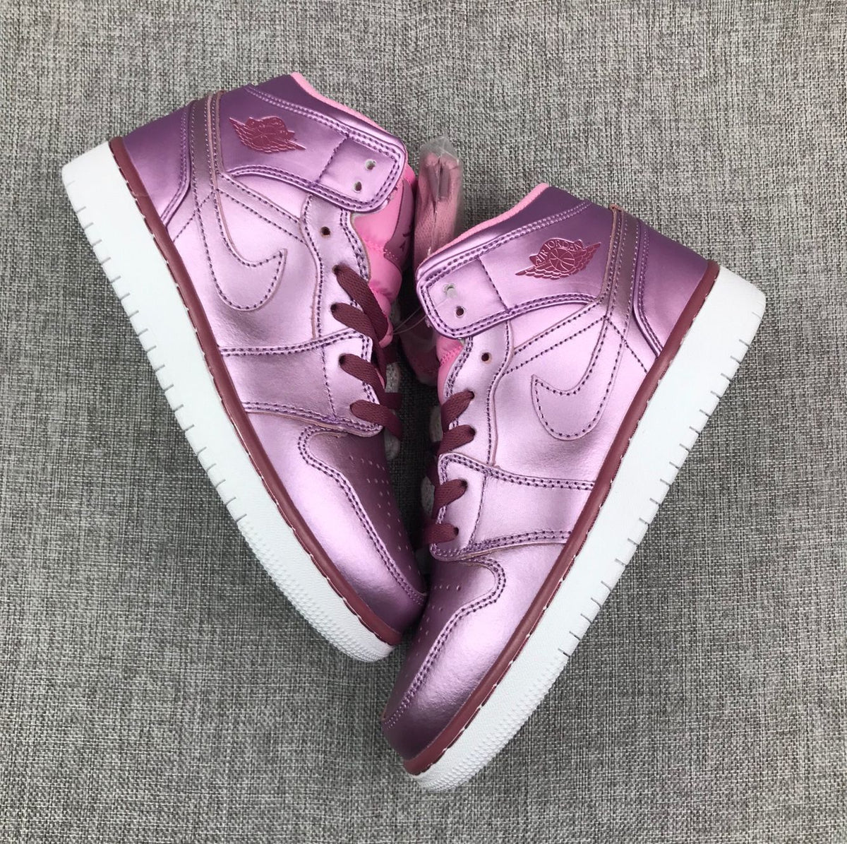 Sneakers Pink Rose - Jordan 1 Mid AV5174-640 - product image from the listing.