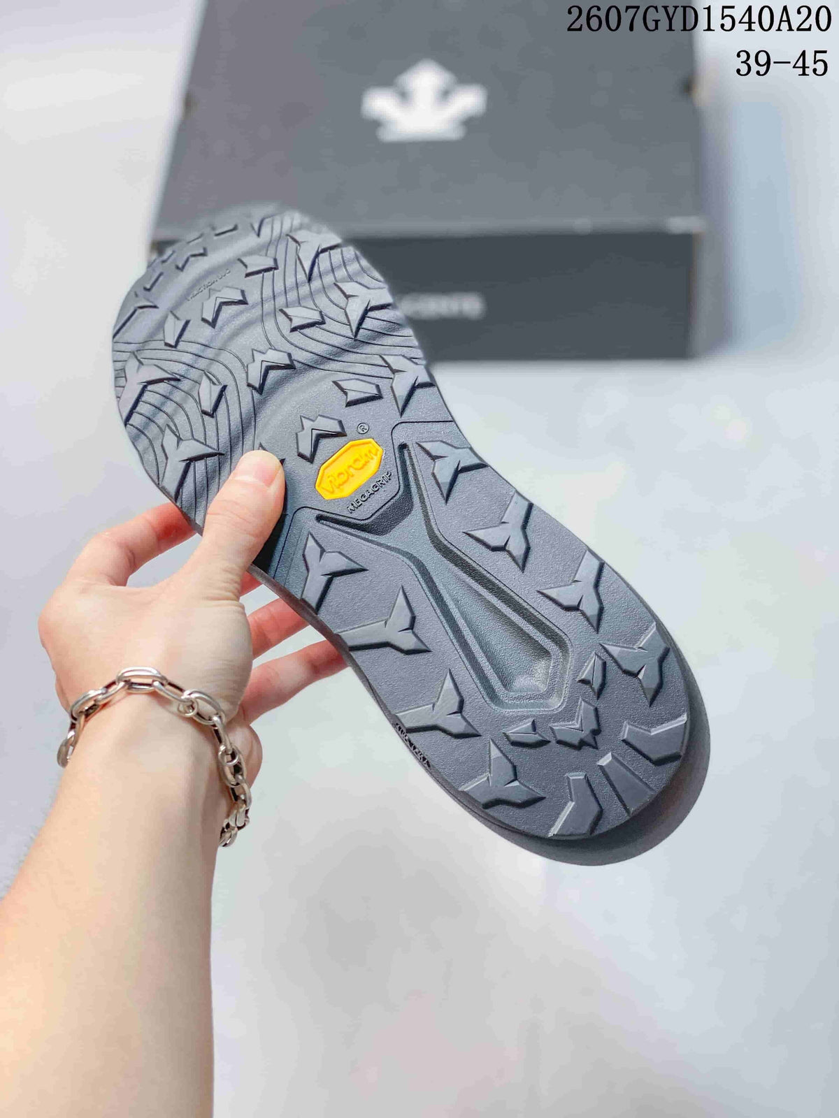 Descente Dualis MTN Ridge Wire Sneakers in Black 2607GYD1540A20 - product image from the listing.