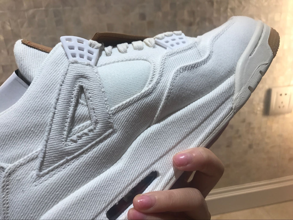 Jordan 4 Retro Levi's Sneakers in White AQ2571-100 - product image from the listing.