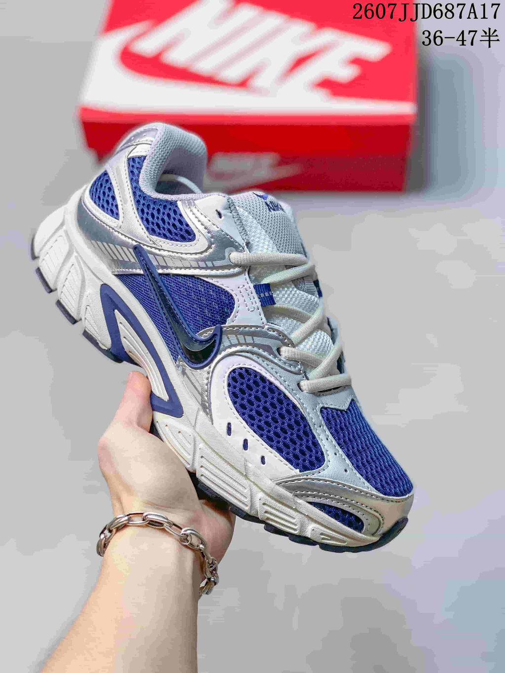 Nike V5 RNR Low-Cut Casual Sneakers 2607JJD687A17 - product image from the listing.