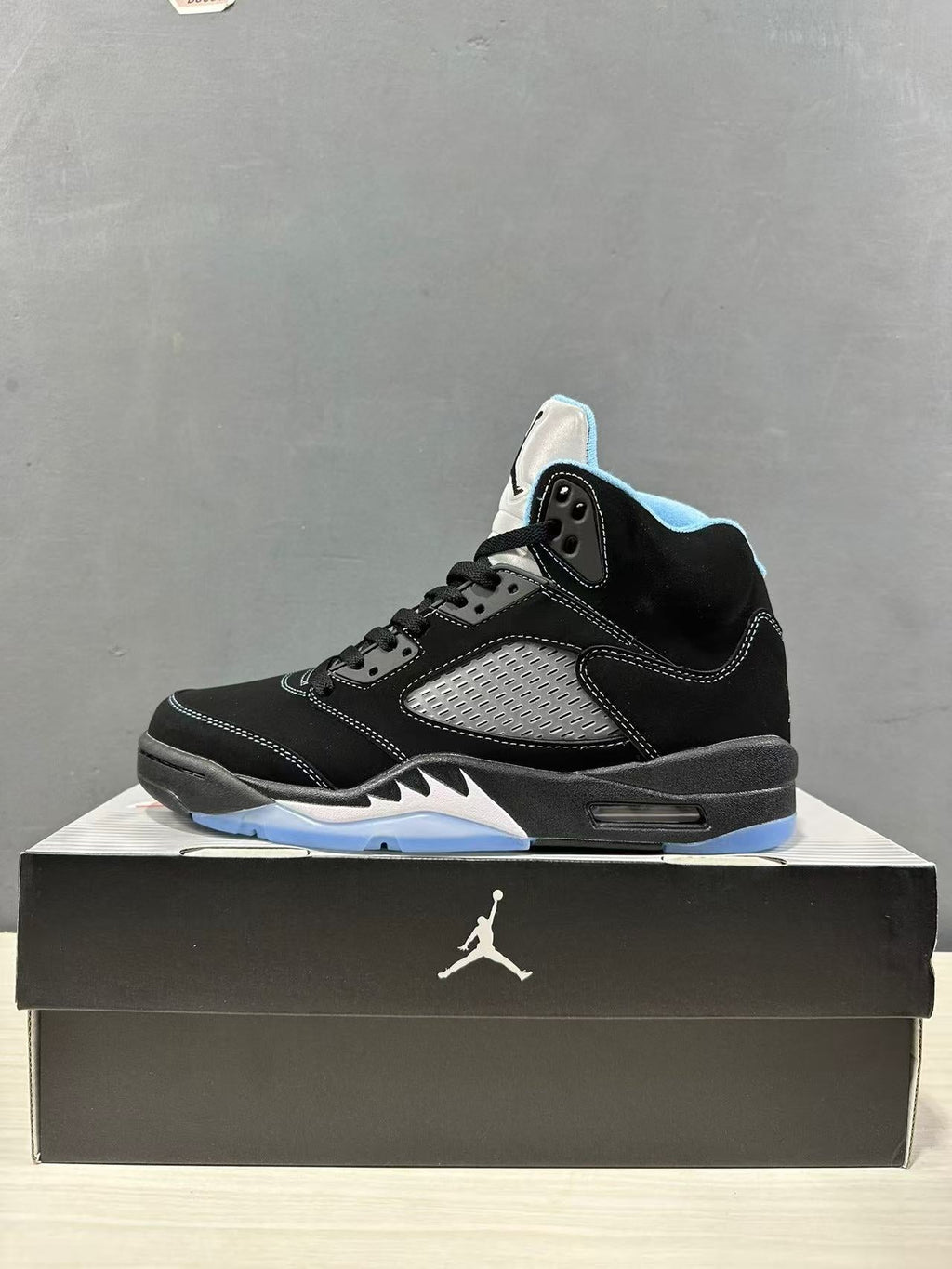 Air Jordan 5 Retro Black University Blue DD0587-008 - product image from the listing.