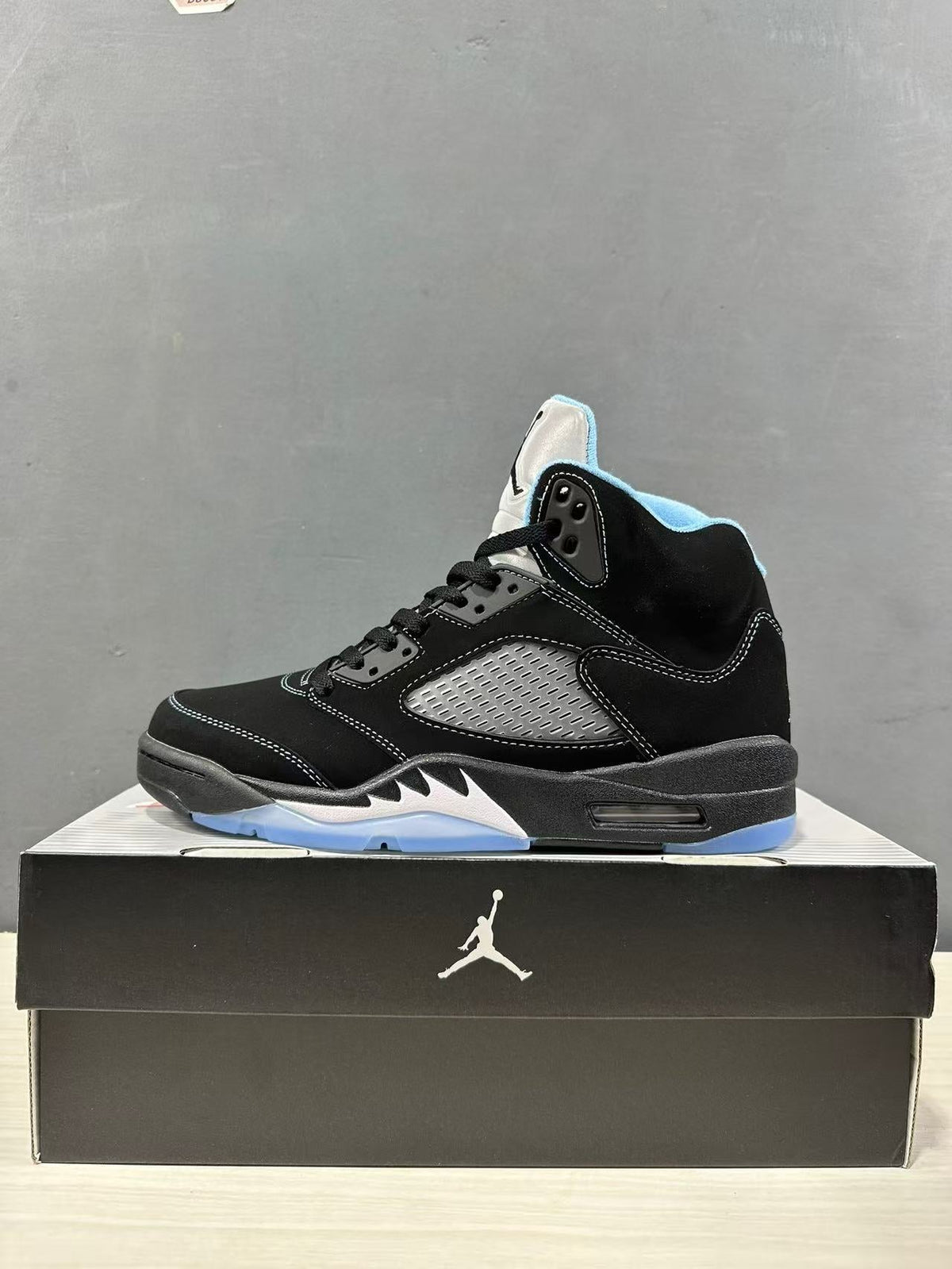 Air Jordan 5 Retro Black University Blue DD0587-008 - product image from the listing.