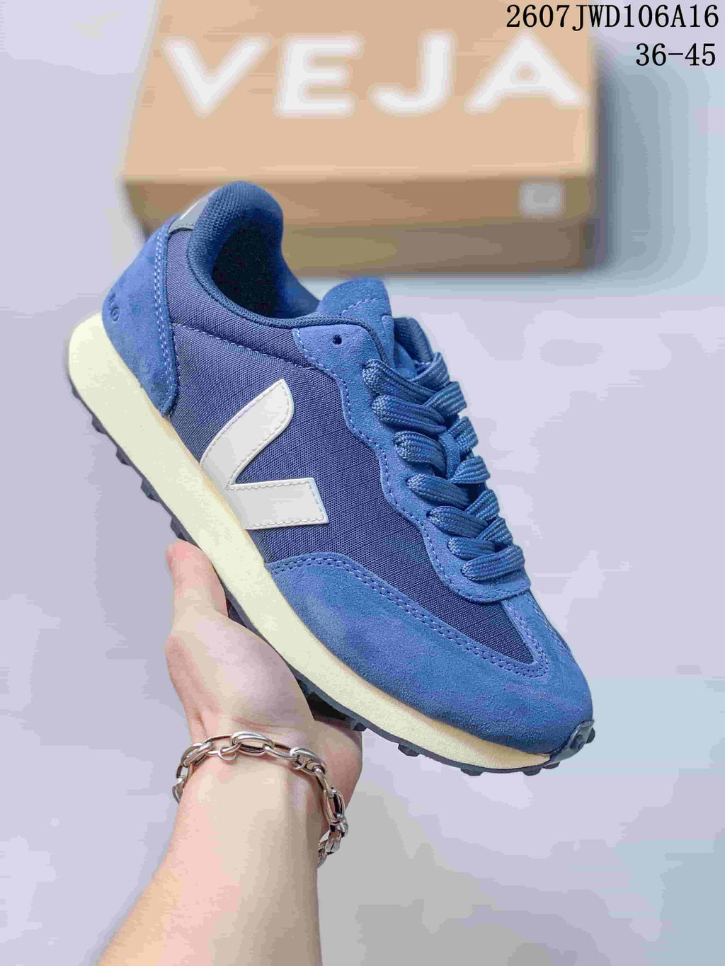VEJA Rio Branco Alveomesh Trainers - product image from the listing.