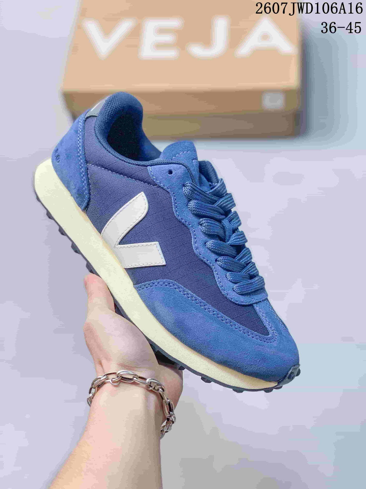 VEJA Rio Branco Alveomesh Trainers - product image from the listing.