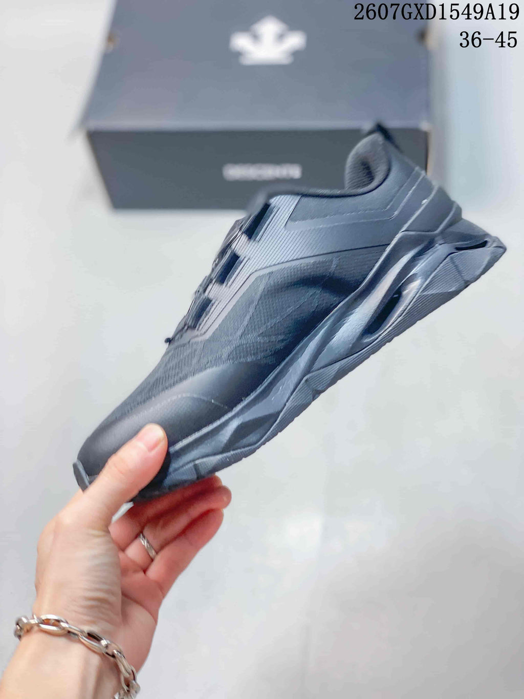 DESCENTE Circuit 2.0 Wire Black Training Trainers - product image from the listing.