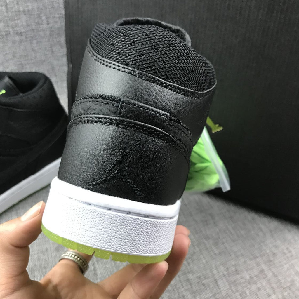 Strap Black and Fluorescent Green Sneaker - Jordan 1 High 364770-007 - product image from the listing.