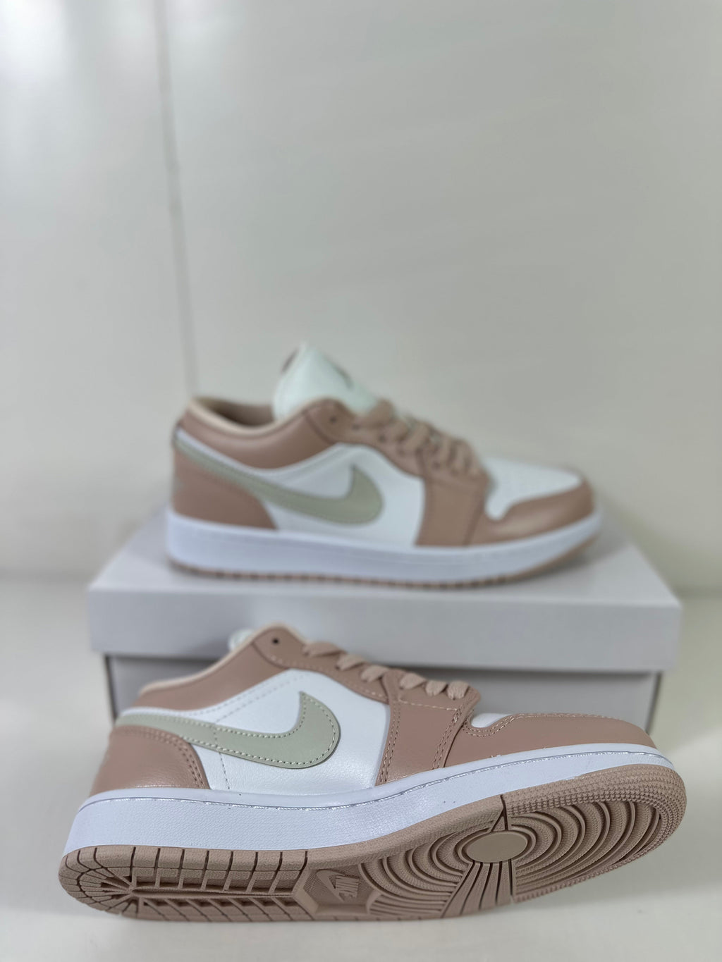 Air Jordan 1 Low White Light Bone DC0774-120 - product image from the listing.