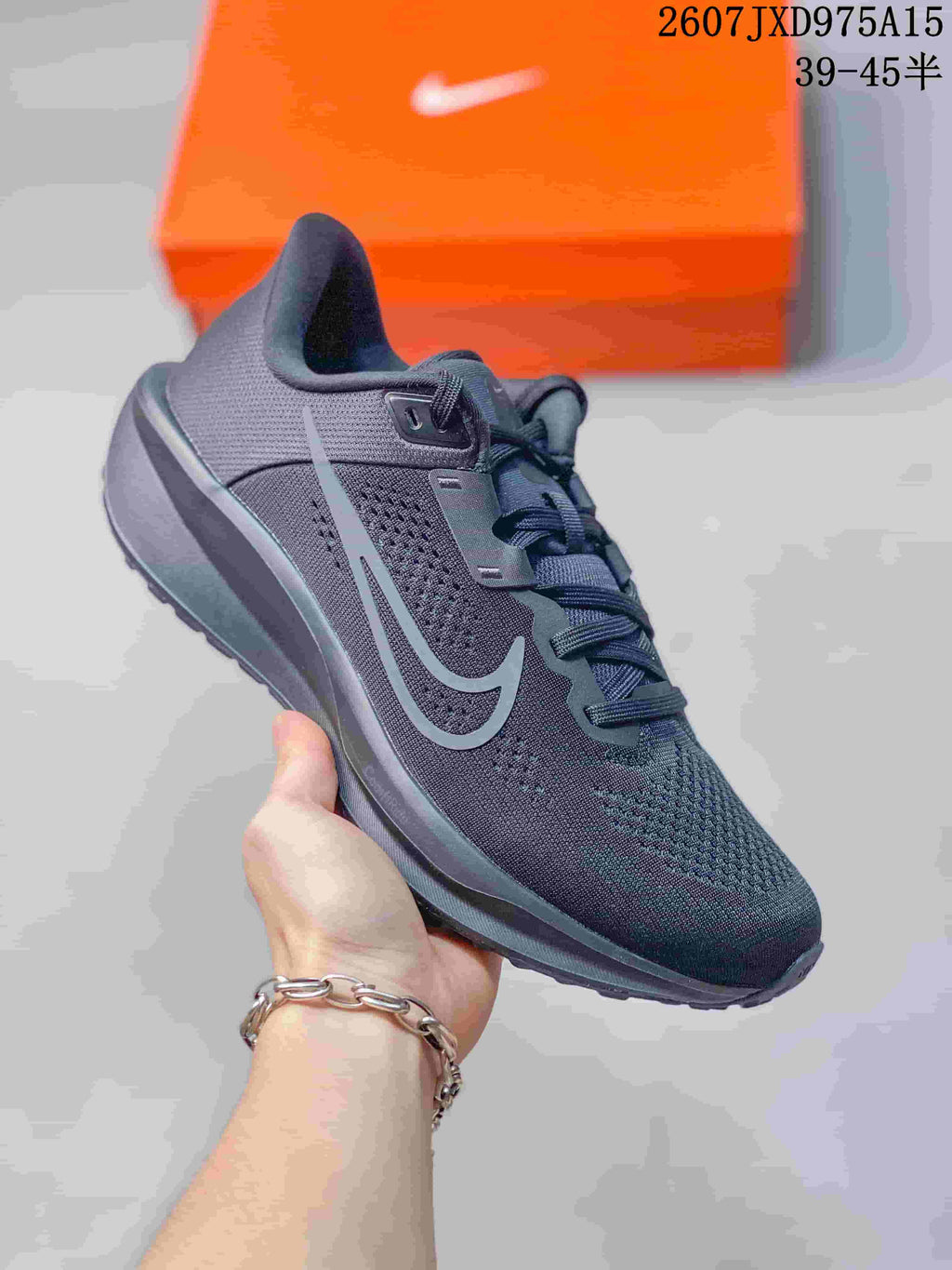 Nike Quest 6 Low-Top Sneakers for Running - product image from the listing.