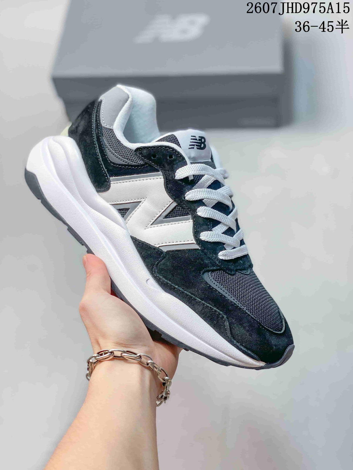 New Balance 5740 Trainers M5740VLB - product image from the listing.