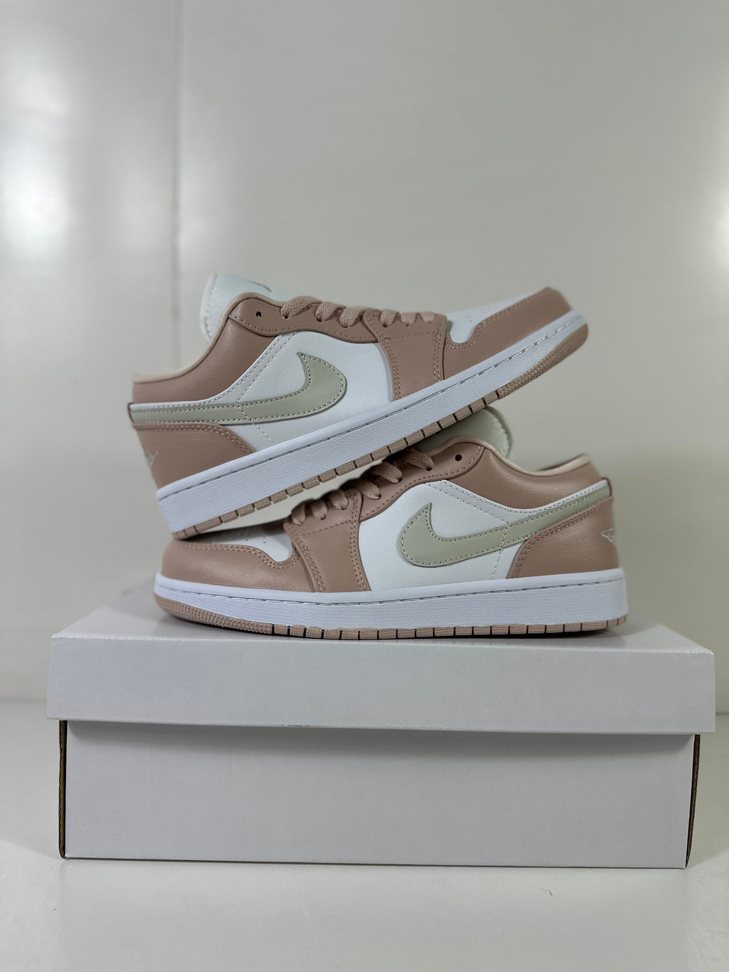 Air Jordan 1 Low White Light Bone DC0774-120 - product image from the listing.