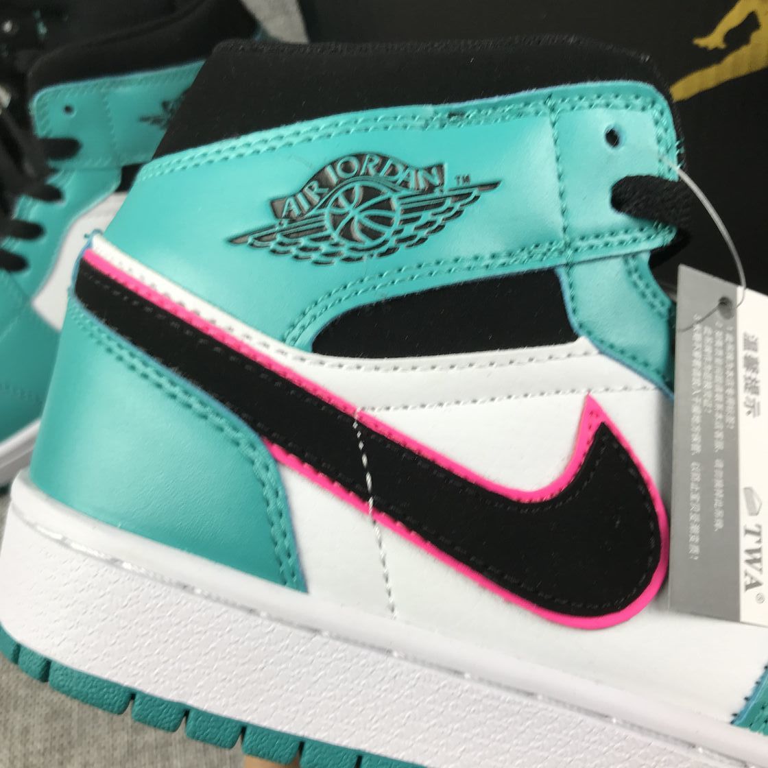 South Coast Sneakers - Air Jordan 1 Mid 852542-306 - product image from the listing.