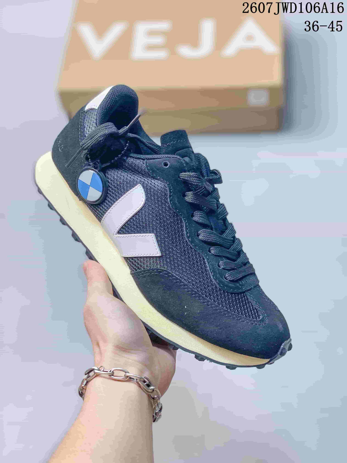 VEJA Rio Branco Alveomesh Trainers - product image from the listing.
