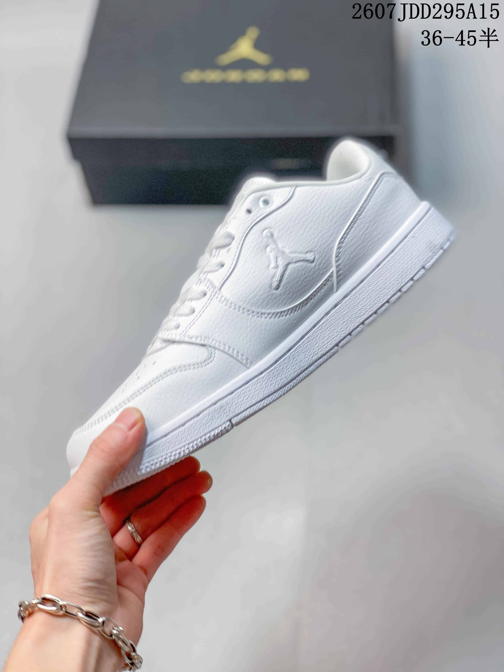 Air Jordan 1 Low White Sneakers 2607JDD295A15 - product image from the listing.