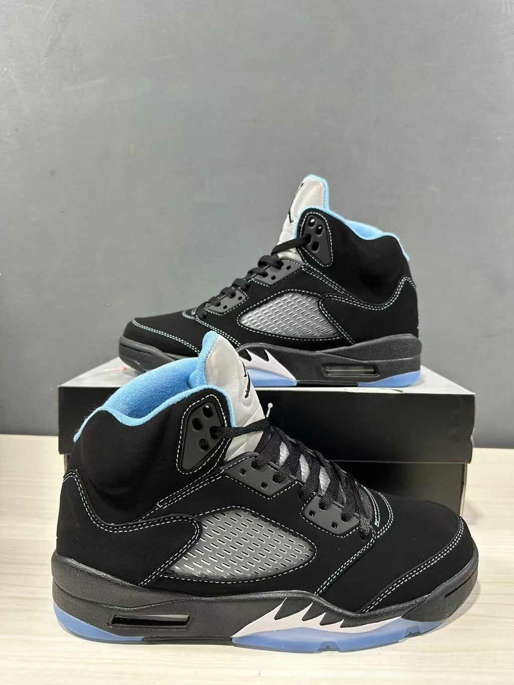 Air Jordan 5 Retro Black University Blue DD0587-008 - product image from the listing.