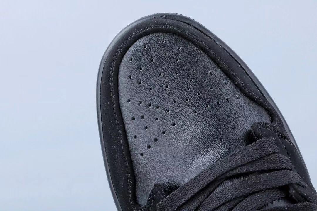 Black and Yellow Sneakers 071 - Jordan 1 Low - product image from the listing.