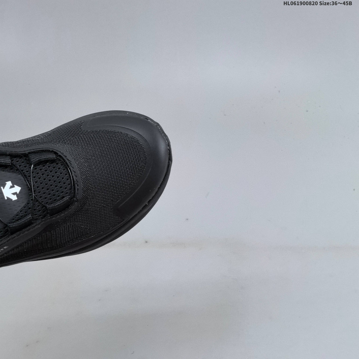 DESCENTE LAVITATE TRAIL WIRE 3.0 Sneakers in Black - product image from the listing.