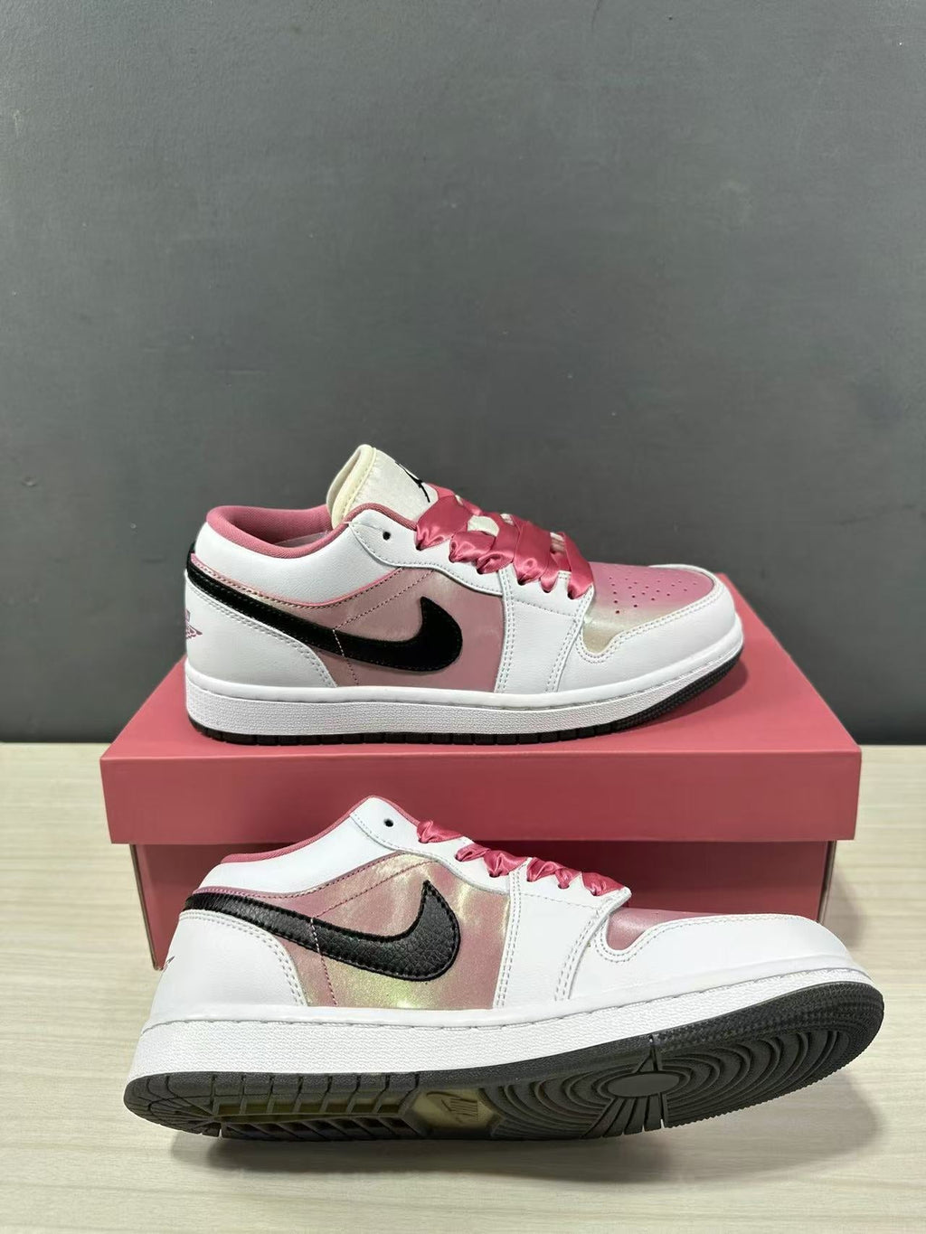 Air Jordan 1 Low SE Pink White Sneakers LO0668-100 - product image from the listing.