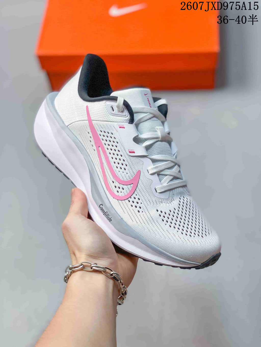 Nike Quest 6 Low-Top Sneakers for Running - product image from the listing.