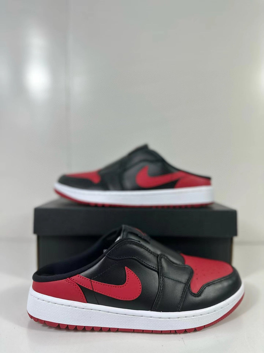 Air Jordan 1 Mule Bred Black Red FJ1214-001 - product image from the listing.