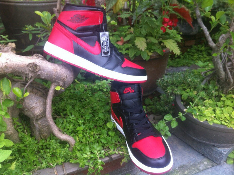 Men's Jordan 1 High Black Red Basketball Shoes 555088-123 - product image from the listing.