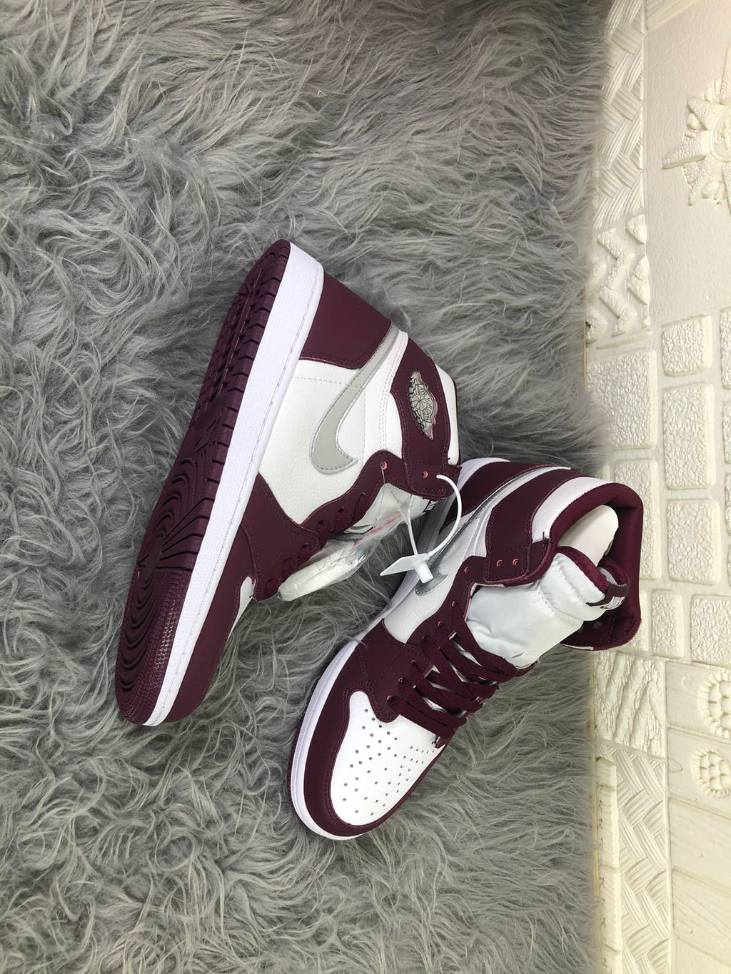 Nike Air Jordan 1 Retro High OG Sneakers in Bordeaux 555088-611 - product image from the listing.