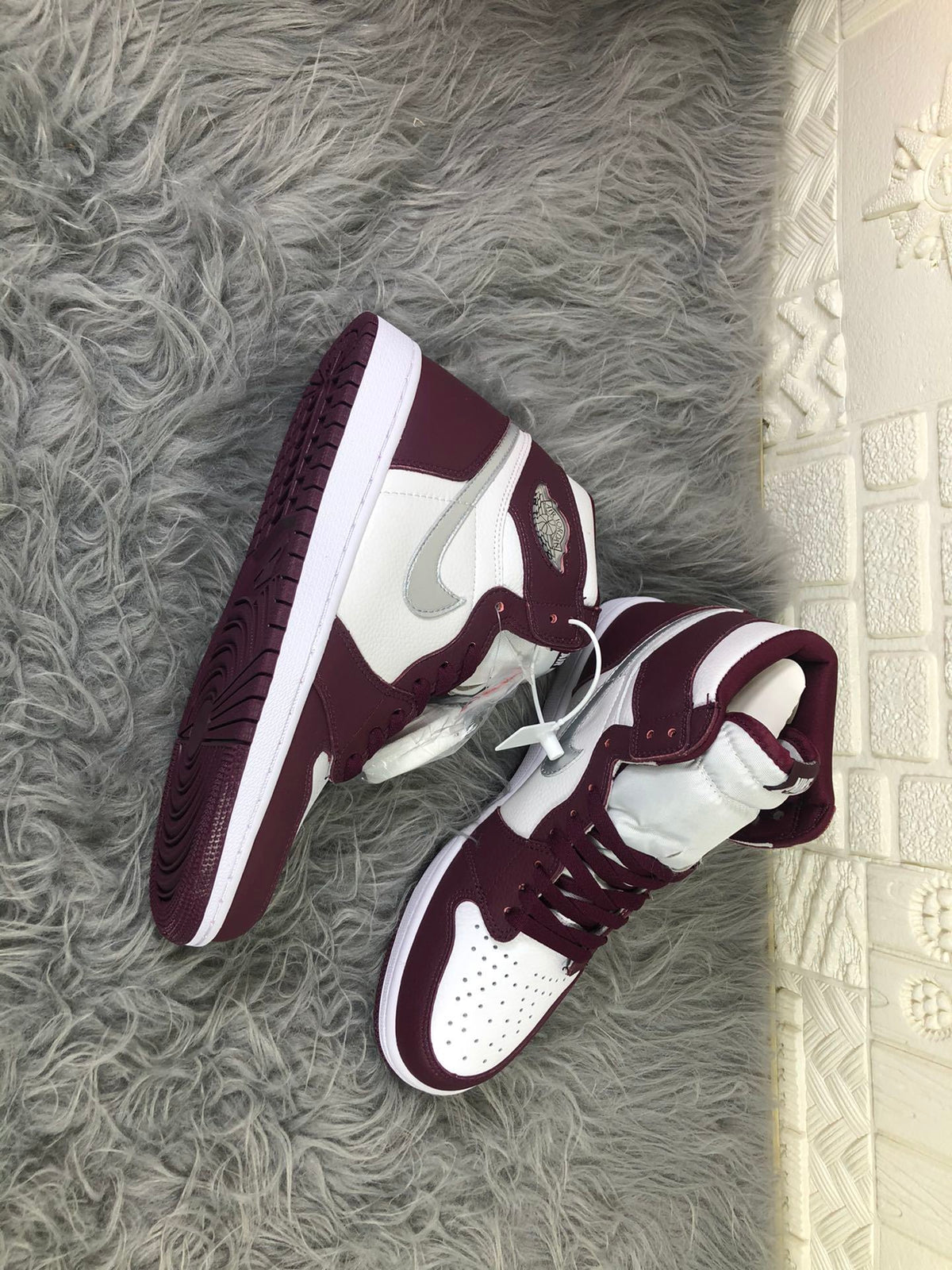 Nike Air Jordan 1 Retro High OG Sneakers in Bordeaux 555088-611 - product image from the listing.